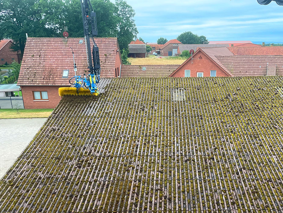 vortmann-photovoltakanlagen-und-dachreinigung-buerste-reinigt-dach