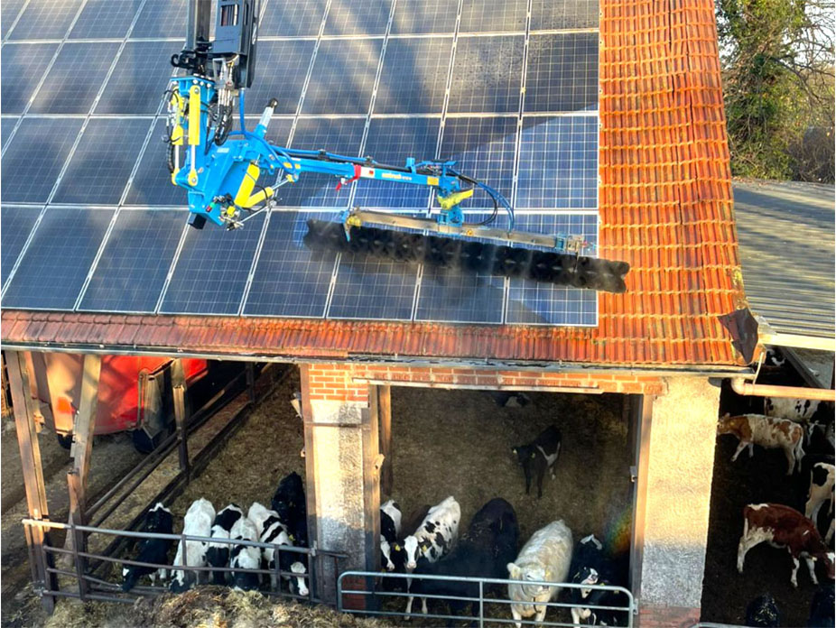 vortmann-photovoltakanlagen-und-dachreinigung-buerste-reinigt-pv-anlage-auf-kuhstall
