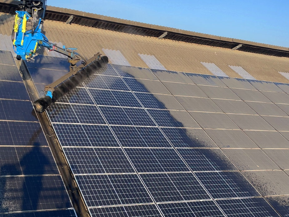 vortmann-photovoltakanlagen-und-dachreinigung-buerste-reinigt-pv-anlage