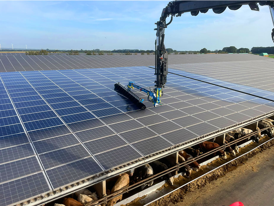 vortmann-photovoltakanlagen-und-dachreinigung-kran-reinigt-mit-buerste-pv-anlagen-auf-kuhstall
