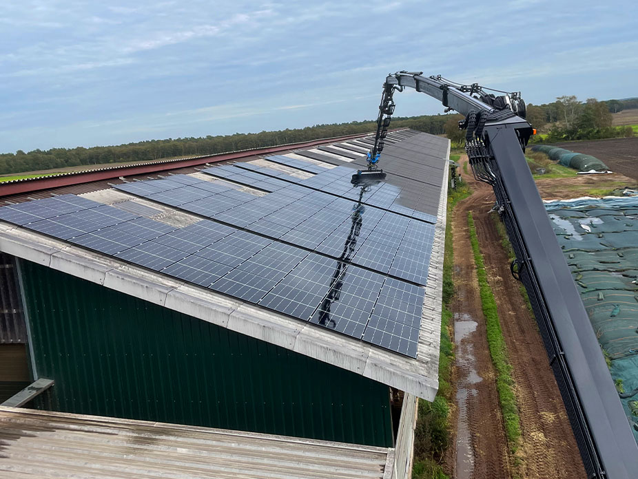 vortmann-photovoltakanlagen-und-dachreinigung-kran-reinigt-photovoltaikanlage-auf-hof