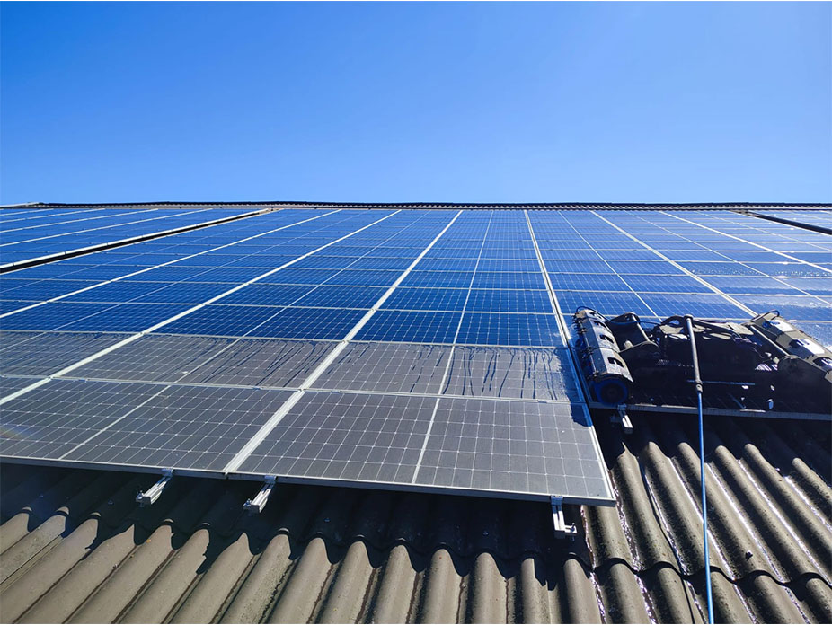vortmann-photovoltakanlagen-und-dachreinigung-roboter-reinigt-pv-anlage-aus-der-naehe