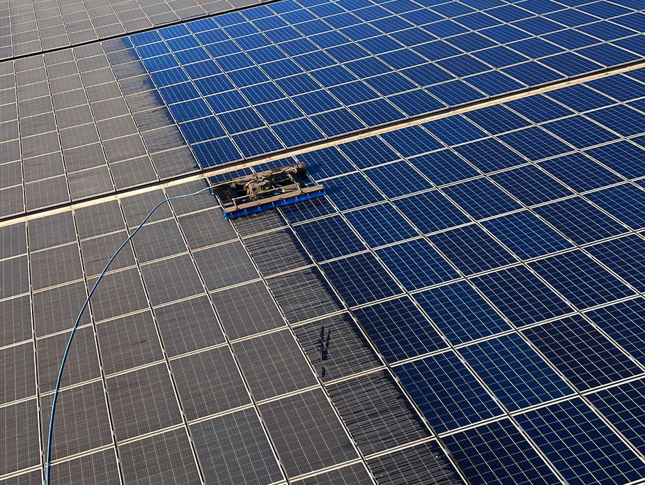 vortmann-photovoltakanlagen-und-dachreinigung-roboter-reinigt-pv-anlage